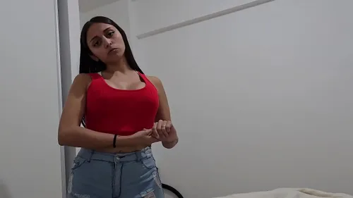 Demi-sœur latina suce et baise son demi-frère en POV