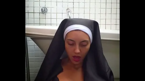 Nonne perverse se branle avec énorme vibromasseur XXL