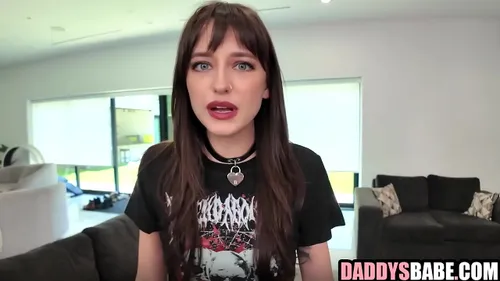 Belle-fille gothique baisée par son beau-père pervers
