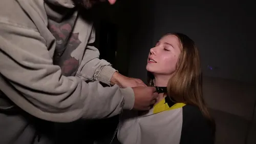 Jeune blonde baisée brutalement par plusieurs mecs