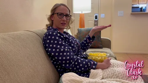 Belle-mère blonde suce et baise son beau-fils