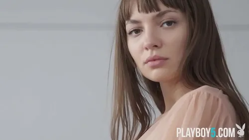 MILF roumaine se masturbe en solo pour Playboy