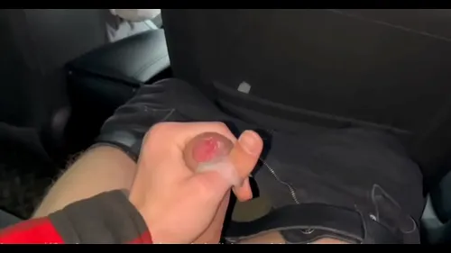 Gay se branle dans un taxi sans que le chauffeur le voit