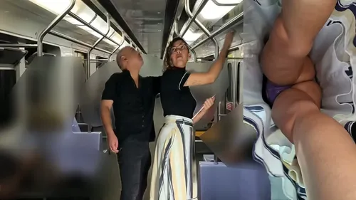 Baise discrète dans un train bondé - Exhib public