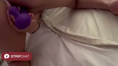 Brune se masturbe et jouit intensément dans sa chambre