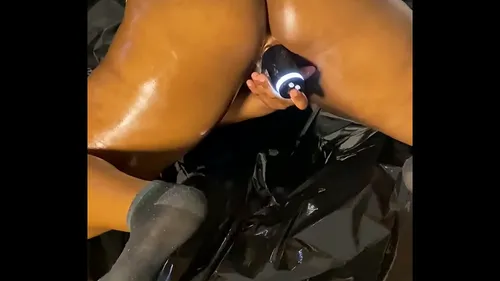 Salope soumise à ses sextoys géants - masturbation intense