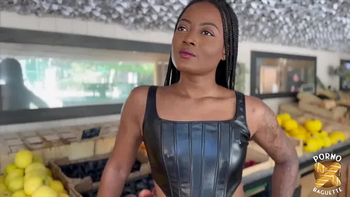 Belle métisse se fait baiser par deux bites dures