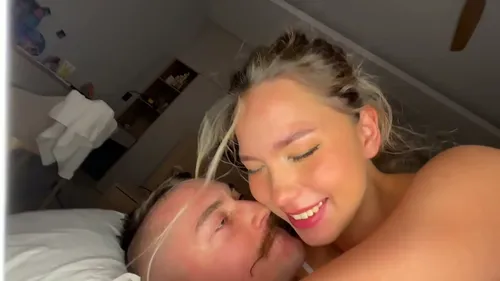 Blonde asiatique baise avec l'ami de son copain