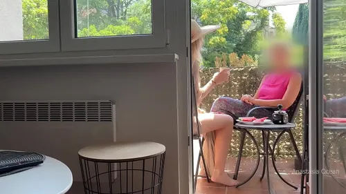 Mari se branle devant sa belle-mère MILF sur le balcon