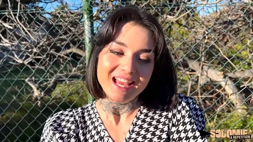 Crystal brunette se fait défoncer le cul en trio français