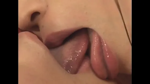 Lesbiennes asiatiques baisers baveux compilation gros plan