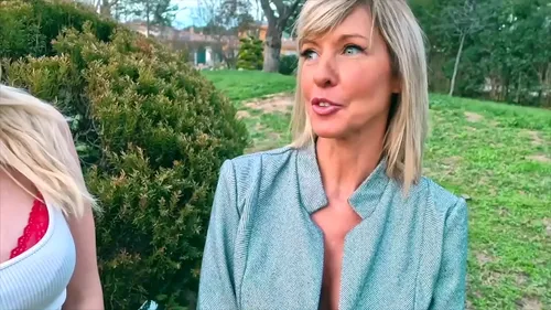 MILF blonde baise à trois avec couple bisexuel français