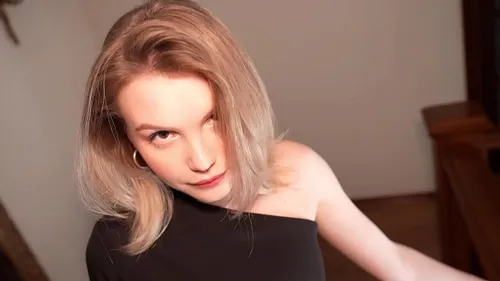 Blonde salope se fait enculer sauvagement en levrette