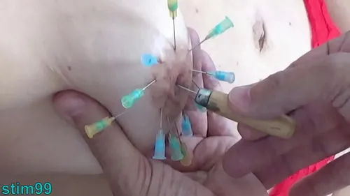 MILF percée attachée injection saline seins chatte BDSM