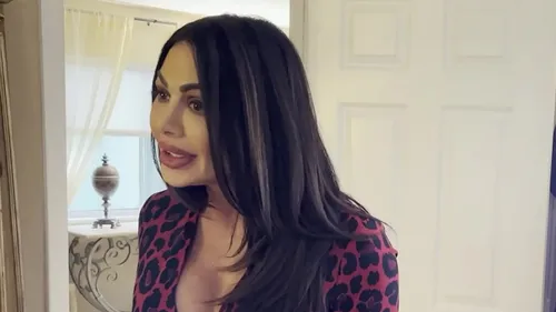 MILF Nina Dolci baise son beau-fils à la Saint-Valentin