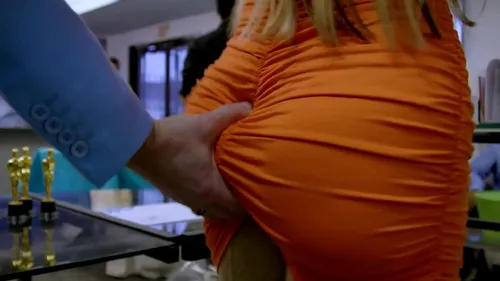 MILF blonde baisée par collègue à la fête de bureau