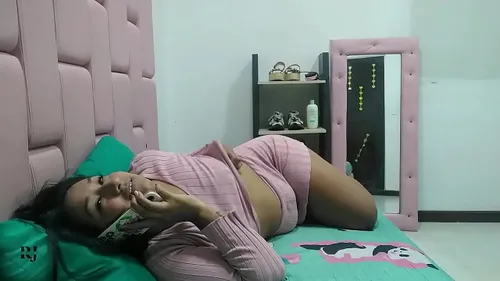 Milf seule se masturbe devant webcam pour son amant