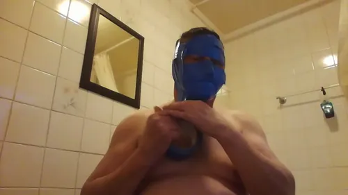 Mec gay bâillonné fume en BDSM bondage contrainte