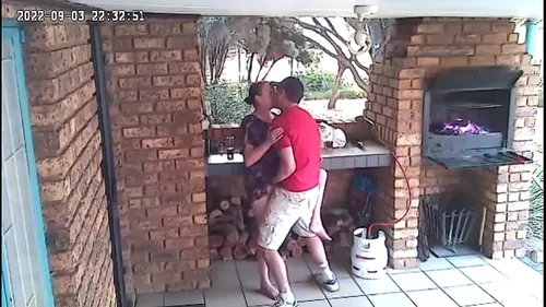 Couple surpris en train de baiser sur le porche