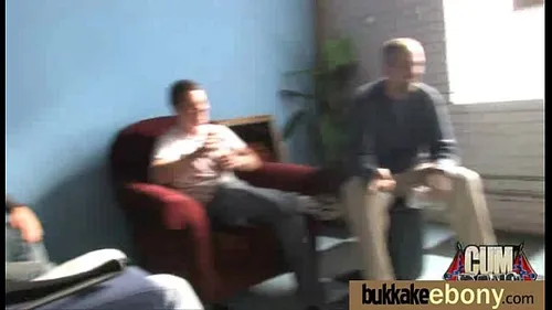 Blackette suce en groupe et reçoit sperme sur visage