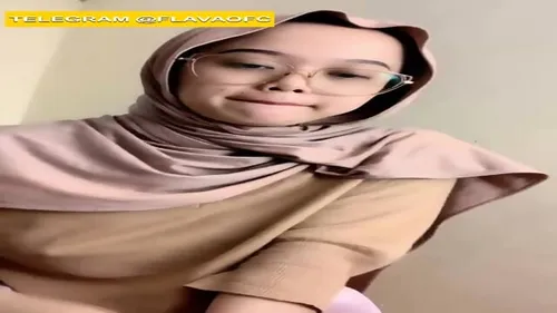 Beurette voilée se masturbe la chatte sous son hijab