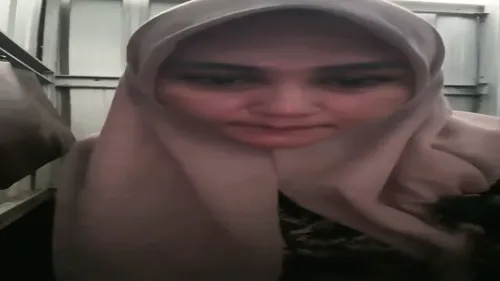 Beurette en hijab se masturbe dans sa chambre