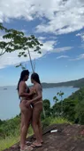 Lesbiennes bronzées baisent sur la plage de Rio