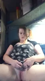 Brunette se masturbe la chatte en robe élégante
